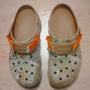 CROCS Men's 13, Classic  All Terrain Realtree Edge Camo Clogs - Walnut